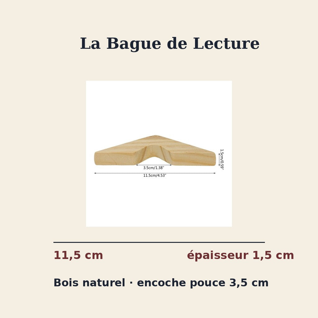 Bague de lecture en bois posée sur un livre, vue de détail