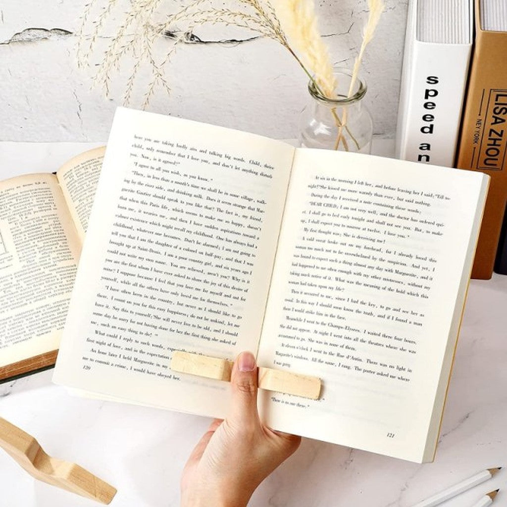 Marque-page pouce en bois maintenant les pages d'un livre ouvert